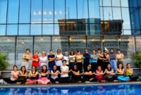 Foto: Puluhan peserta mengikuti sesi Sunset Yoga dalam rangka memperingati Global Wellness Day 2026 di area kolam renang Vertu Harmoni Jakarta,