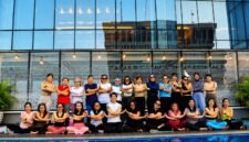Foto: Puluhan peserta mengikuti sesi Sunset Yoga dalam rangka memperingati Global Wellness Day 2026 di area kolam renang Vertu Harmoni Jakarta,