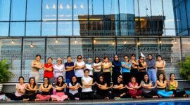 Foto: Puluhan peserta mengikuti sesi Sunset Yoga dalam rangka memperingati Global Wellness Day 2026 di area kolam renang Vertu Harmoni Jakarta,