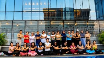 Foto: Puluhan peserta mengikuti sesi Sunset Yoga dalam rangka memperingati Global Wellness Day 2026 di area kolam renang Vertu Harmoni Jakarta,