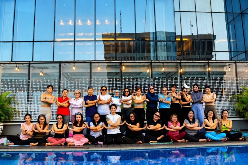 Foto: Puluhan peserta mengikuti sesi Sunset Yoga dalam rangka memperingati Global Wellness Day 2026 di area kolam renang Vertu Harmoni Jakarta,