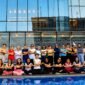 Foto: Puluhan peserta mengikuti sesi Sunset Yoga dalam rangka memperingati Global Wellness Day 2026 di area kolam renang Vertu Harmoni Jakarta,