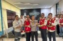 Foto: Ketua Tim Sosialisasi Ditpamobvit Korsabhara Baharkam Polri Kombes Pol Hamam Wahyudi (tengah) menerima plakat penghargaan dari manajemen PT Asmin Bara Bronang usai pelaksanaan sosialisasi dan penyiapan Program Kerja Teknis Sistem Manajemen Pengamanan (SMP) di PT Asmin Bara Bronang