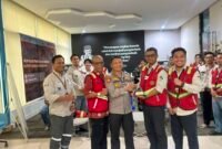 Foto: Ketua Tim Sosialisasi Ditpamobvit Korsabhara Baharkam Polri Kombes Pol Hamam Wahyudi (tengah) menerima plakat penghargaan dari manajemen PT Asmin Bara Bronang usai pelaksanaan sosialisasi dan penyiapan Program Kerja Teknis Sistem Manajemen Pengamanan (SMP) di PT Asmin Bara Bronang