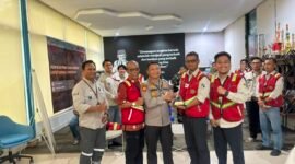 Foto: Ketua Tim Sosialisasi Ditpamobvit Korsabhara Baharkam Polri Kombes Pol Hamam Wahyudi (tengah) menerima plakat penghargaan dari manajemen PT Asmin Bara Bronang usai pelaksanaan sosialisasi dan penyiapan Program Kerja Teknis Sistem Manajemen Pengamanan (SMP) di PT Asmin Bara Bronang