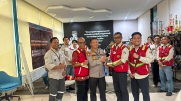 Foto: Ketua Tim Sosialisasi Ditpamobvit Korsabhara Baharkam Polri Kombes Pol Hamam Wahyudi (tengah) menerima plakat penghargaan dari manajemen PT Asmin Bara Bronang usai pelaksanaan sosialisasi dan penyiapan Program Kerja Teknis Sistem Manajemen Pengamanan (SMP) di PT Asmin Bara Bronang