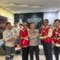 Foto: Ketua Tim Sosialisasi Ditpamobvit Korsabhara Baharkam Polri Kombes Pol Hamam Wahyudi (tengah) menerima plakat penghargaan dari manajemen PT Asmin Bara Bronang usai pelaksanaan sosialisasi dan penyiapan Program Kerja Teknis Sistem Manajemen Pengamanan (SMP) di PT Asmin Bara Bronang