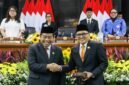 Foto: Ketua DPRD DKI Jakarta periode sebelumnya, Khoirudin (kiri), menyerahkan palu sidang kepada Suhud Alynudin usai pengucapan sumpah dan janji jabatan dalam Rapat Paripurna DPRD DKI Jakarta di Gedung DPRD DKI Jakarta, Senin (8/6/2026)