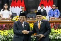 Foto: Ketua DPRD DKI Jakarta periode sebelumnya, Khoirudin (kiri), menyerahkan palu sidang kepada Suhud Alynudin usai pengucapan sumpah dan janji jabatan dalam Rapat Paripurna DPRD DKI Jakarta di Gedung DPRD DKI Jakarta, Senin (8/6/2026)