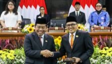 Foto: Ketua DPRD DKI Jakarta periode sebelumnya, Khoirudin (kiri), menyerahkan palu sidang kepada Suhud Alynudin usai pengucapan sumpah dan janji jabatan dalam Rapat Paripurna DPRD DKI Jakarta di Gedung DPRD DKI Jakarta, Senin (8/6/2026)