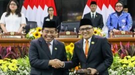 Foto: Ketua DPRD DKI Jakarta periode sebelumnya, Khoirudin (kiri), menyerahkan palu sidang kepada Suhud Alynudin usai pengucapan sumpah dan janji jabatan dalam Rapat Paripurna DPRD DKI Jakarta di Gedung DPRD DKI Jakarta, Senin (8/6/2026)