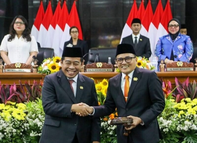Foto: Ketua DPRD DKI Jakarta periode sebelumnya, Khoirudin (kiri), menyerahkan palu sidang kepada Suhud Alynudin usai pengucapan sumpah dan janji jabatan dalam Rapat Paripurna DPRD DKI Jakarta di Gedung DPRD DKI Jakarta, Senin (8/6/2026)
