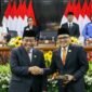 Foto: Ketua DPRD DKI Jakarta periode sebelumnya, Khoirudin (kiri), menyerahkan palu sidang kepada Suhud Alynudin usai pengucapan sumpah dan janji jabatan dalam Rapat Paripurna DPRD DKI Jakarta di Gedung DPRD DKI Jakarta, Senin (8/6/2026)