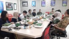 Foto: Perhutani KPH Bandung Utara bersama PT Muawanah Al Masoem menggelar kegiatan monitoring dan evaluasi Perjanjian Kerja Sama (PKS) Pemanfaatan Jasa Lingkungan Pendayagunaan Sumber Daya Air di Kantor PT Muawanah Al Masoem, Cileunyi, Kabupaten Bandung, Kamis (18/6/2026)