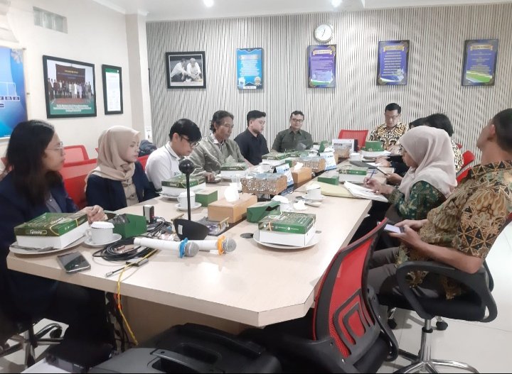 Foto: Perhutani KPH Bandung Utara bersama PT Muawanah Al Masoem menggelar kegiatan monitoring dan evaluasi Perjanjian Kerja Sama (PKS) Pemanfaatan Jasa Lingkungan Pendayagunaan Sumber Daya Air di Kantor PT Muawanah Al Masoem, Cileunyi, Kabupaten Bandung, Kamis (18/6/2026)