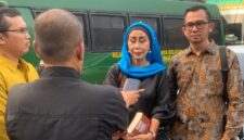 Foto: Pakar hukum Tindak Pidana Pencucian Uang (TPPU), Dr. Yenti Garnasih, memberikan keterangan kepada awak media usai menghadiri persidangan kasus dugaan TPPU yang menjerat Gina Yolanda S.F. di Pengadilan Negeri Jakarta Selatan