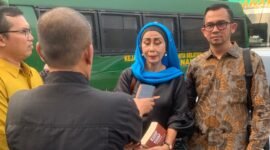 Foto: Pakar hukum Tindak Pidana Pencucian Uang (TPPU), Dr. Yenti Garnasih, memberikan keterangan kepada awak media usai menghadiri persidangan kasus dugaan TPPU yang menjerat Gina Yolanda S.F. di Pengadilan Negeri Jakarta Selatan