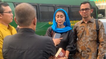 Foto: Pakar hukum Tindak Pidana Pencucian Uang (TPPU), Dr. Yenti Garnasih, memberikan keterangan kepada awak media usai menghadiri persidangan kasus dugaan TPPU yang menjerat Gina Yolanda S.F. di Pengadilan Negeri Jakarta Selatan