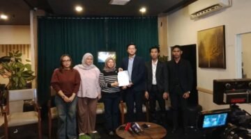 Foto: Para korban Hanania Group (kiri) didampingi tim kuasa hukum (kanan) saat konferensi pers di Sadjoe Cafe and Resto, Jakarta, Senin (1/6/2026). (Dok-okj/fn)