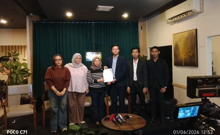 Foto: Para korban Hanania Group (kiri) didampingi tim kuasa hukum (kanan) saat konferensi pers di Sadjoe Cafe and Resto, Jakarta, Senin (1/6/2026). (Dok-okj/fn)