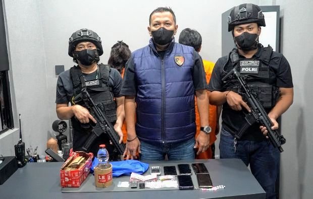 Foto: Polda Metro Jaya Mengamankan Sepasang Kekasih Pengedar Narkoba di Jakarta Barat. (Dok-Istimewa)