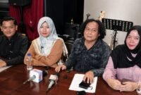 Foto: Deolipa Yumara dampingi Herawati dan Nia sebagai kuasa hukum dalam perkara dengan Erin Taulany, saat konferensi pers dikawasan Kemang, Jakarta Selatan, Kamis (4/6/2026). (Dok-Istimewa)