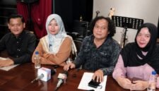 Foto: Deolipa Yumara dampingi Herawati dan Nia sebagai kuasa hukum dalam perkara dengan Erin Taulany, saat konferensi pers dikawasan Kemang, Jakarta Selatan, Kamis (4/6/2026). (Dok-Istimewa)