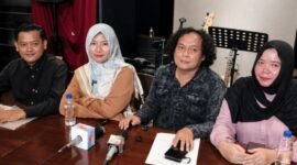 Foto: Deolipa Yumara dampingi Herawati dan Nia sebagai kuasa hukum dalam perkara dengan Erin Taulany, saat konferensi pers dikawasan Kemang, Jakarta Selatan, Kamis (4/6/2026). (Dok-Istimewa)