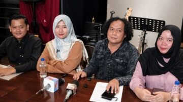 Foto: Deolipa Yumara dampingi Herawati dan Nia sebagai kuasa hukum dalam perkara dengan Erin Taulany, saat konferensi pers dikawasan Kemang, Jakarta Selatan, Kamis (4/6/2026). (Dok-Istimewa)