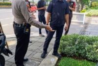 Foto: Respons Cepat Patroli Ditpamobvit PMJ Tolong Korban Kecelakaan di Gatot Subroto. (Dok-Istimewa)