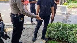 Foto: Respons Cepat Patroli Ditpamobvit PMJ Tolong Korban Kecelakaan di Gatot Subroto. (Dok-Istimewa)