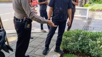 Foto: Respons Cepat Patroli Ditpamobvit PMJ Tolong Korban Kecelakaan di Gatot Subroto. (Dok-Istimewa)