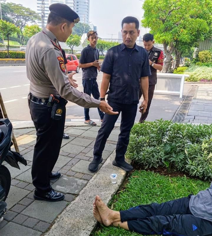 Foto: Respons Cepat Patroli Ditpamobvit PMJ Tolong Korban Kecelakaan di Gatot Subroto. (Dok-Istimewa)