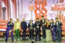 Foto: Finalis SUCI 12 KompasTV (memegang piala). Dari kiri ke kanan: Juara 2 Ejja Saputra, Juara 1 Mukmin, Juara 3 Ratanca. (Dok-Tim Grand Final SUCI 12)