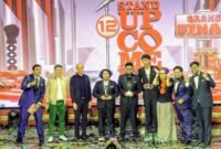 Foto: Finalis SUCI 12 KompasTV (memegang piala). Dari kiri ke kanan: Juara 2 Ejja Saputra, Juara 1 Mukmin, Juara 3 Ratanca. (Dok-Tim Grand Final SUCI 12)