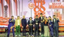 Foto: Finalis SUCI 12 KompasTV (memegang piala). Dari kiri ke kanan: Juara 2 Ejja Saputra, Juara 1 Mukmin, Juara 3 Ratanca. (Dok-Tim Grand Final SUCI 12)