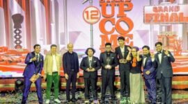 Foto: Finalis SUCI 12 KompasTV (memegang piala). Dari kiri ke kanan: Juara 2 Ejja Saputra, Juara 1 Mukmin, Juara 3 Ratanca. (Dok-Tim Grand Final SUCI 12)