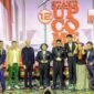 Foto: Finalis SUCI 12 KompasTV (memegang piala). Dari kiri ke kanan: Juara 2 Ejja Saputra, Juara 1 Mukmin, Juara 3 Ratanca. (Dok-Tim Grand Final SUCI 12)