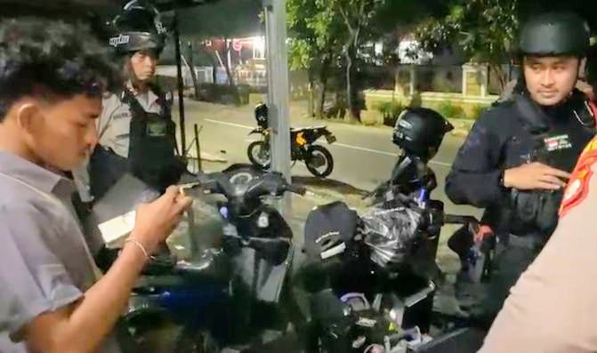 Foto: Patroli Brimob Dan Perintis Cegah Balap Liar Saat Patroli Dini Hari di Pinang Ranti, Jaktim, Senin (8/6/2026). (Dok-Istimewa)