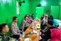 Foto: Polda Metro Jaya kembali memperkuat pendekatan dialogis dengan masyarakat melalui program Jakarta On The Spot. Kali ini kegiatan digelar di Warung Sop Janda Ibu Darmi, Kampung Rawa Julang, Desa Ganda Mekar, Kabupaten Bekasi, Selasa (9/6/2026). (Dok-Istimewa)