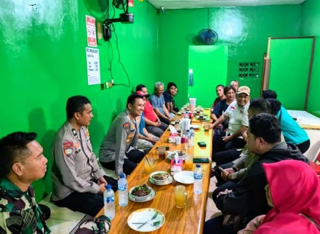 Foto: Polda Metro Jaya kembali memperkuat pendekatan dialogis dengan masyarakat melalui program Jakarta On The Spot. Kali ini kegiatan digelar di Warung Sop Janda Ibu Darmi, Kampung Rawa Julang, Desa Ganda Mekar, Kabupaten Bekasi, Selasa (9/6/2026). (Dok-Istimewa)