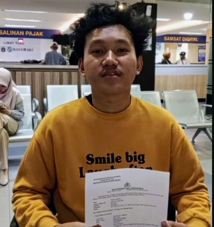 Foto: Salah satu warga, Muhamad Nurdiansyah, mengaku puas setelah mengurus laporan kehilangan Surat Tanda Nomor Kendaraan (STNK) di SPKT Polda Metro Jaya pada Rabu (10/6/2026). (Dok-Istimewa)