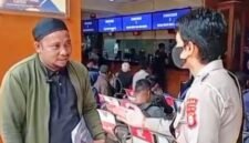 Foto: Salah seorang pemohon layanan, Marwan, mengaku merasakan kemudahan dan kelancaran saat mengurus administrasi Buku Pemilik Kendaraan Bermotor (BPKB) di Polda Metro Jaya pada Rabu (10/6/2026). (Dok-Istimewa)