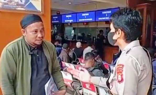 Foto: Salah seorang pemohon layanan, Marwan, mengaku merasakan kemudahan dan kelancaran saat mengurus administrasi Buku Pemilik Kendaraan Bermotor (BPKB) di Polda Metro Jaya pada Rabu (10/6/2026). (Dok-Istimewa)
