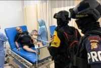 Foto: Bantu warga sakit, kegiatan patroli dini hari yang dilaksanakan Personel Tim Patra Kompi 4 Batalyon B Pelopor Satbrimob Polda Metro Jaya bersama jajaran Polres Metro Jakarta Utara pada Kamis (11/6/2026). (Dok-Istimewa)