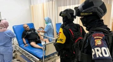 Foto: Bantu warga sakit, kegiatan patroli dini hari yang dilaksanakan Personel Tim Patra Kompi 4 Batalyon B Pelopor Satbrimob Polda Metro Jaya bersama jajaran Polres Metro Jakarta Utara pada Kamis (11/6/2026). (Dok-Istimewa)
