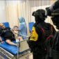 Foto: Bantu warga sakit, kegiatan patroli dini hari yang dilaksanakan Personel Tim Patra Kompi 4 Batalyon B Pelopor Satbrimob Polda Metro Jaya bersama jajaran Polres Metro Jakarta Utara pada Kamis (11/6/2026). (Dok-Istimewa)
