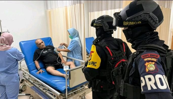 Foto: Bantu warga sakit, kegiatan patroli dini hari yang dilaksanakan Personel Tim Patra Kompi 4 Batalyon B Pelopor Satbrimob Polda Metro Jaya bersama jajaran Polres Metro Jakarta Utara pada Kamis (11/6/2026). (Dok-Istimewa)
