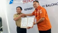 Foto: Katim Audit Resertifikasi SMP Korsabhara Baharkam Polri Kombes Pol Hadianur, S.I.K., M.H. menyerahkan Berita Acara Hasil Audit kepada Executive General Manager RU VI Balongan Bpk. Yulianto Triwibowo usai raih nilai 96,86% Kategori Emas, Kamis (11/6/2026). (Dok-Humas Korsabhara Baharkam Polri)