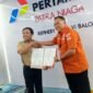 Foto: Katim Audit Resertifikasi SMP Korsabhara Baharkam Polri Kombes Pol Hadianur, S.I.K., M.H. menyerahkan Berita Acara Hasil Audit kepada Executive General Manager RU VI Balongan Bpk. Yulianto Triwibowo usai raih nilai 96,86% Kategori Emas, Kamis (11/6/2026). (Dok-Humas Korsabhara Baharkam Polri)